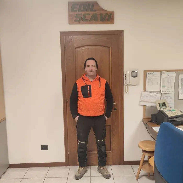 Oscar Cotti Cottini in gilet arancione ad alta visibilità e scarponi